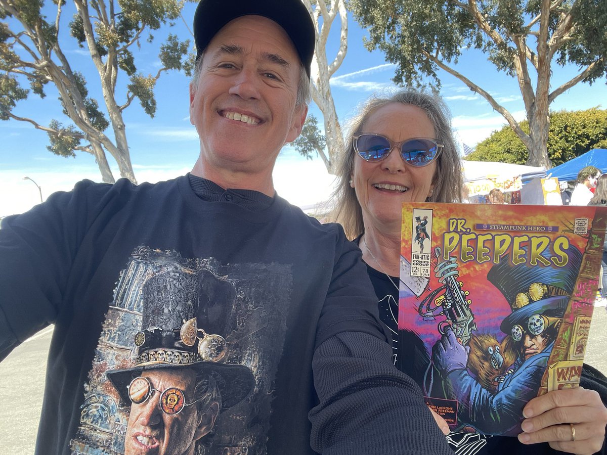 pezzoliart's tweet photo. Been wanting this #graphicnovel created by Dean LeCrone aka #DrPeepers #SteamPunk #Hero
So much fun at @sdcomicfest fundraiser on Sunday
#gifttoself 🥳📕
Find him on IG @deanlecrone 🎩@drpeepers1 #comicbook
I have the most creative friends 😊 https://t.co/qTbVsPuq2V