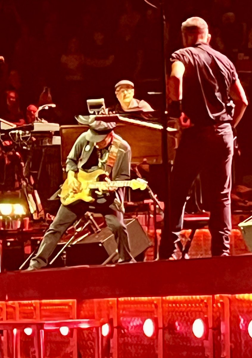 Bruce studying for his final exam at ⁦@thekiaforum⁩ last Sunday. ⁦@springsteen⁩ ⁦@nilslofgren⁩ ⁦@azsweetheart013⁩