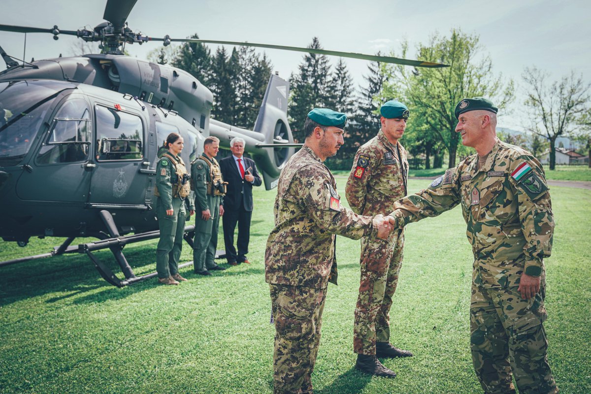 COM EUFOR Major General László Sticz awarded members of #EUFOR who were directly involved in the successful search & rescue operation of 06 April. #EUFOR20yearsinBiH #EUFOR20yearsforBiH #MEDEVAC tinyurl.com/2h6vvknc