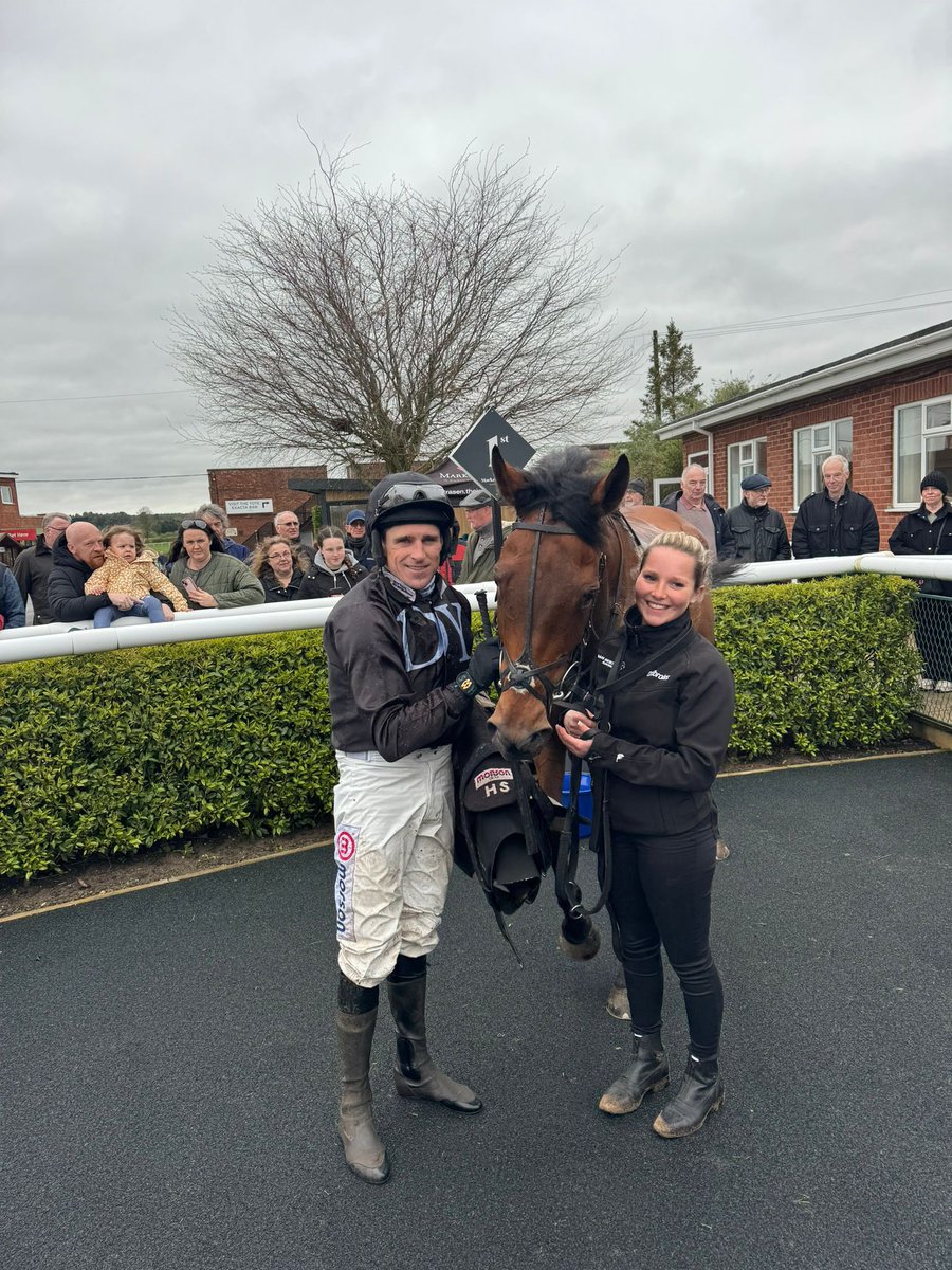 WINNER!!🥇 THE NEW LION makes it a treble on the day for #teamskelton 

Well done @harryskelton89 and to winning connections Darren &Annaley Yates not forgetting Lexi who looks after him.