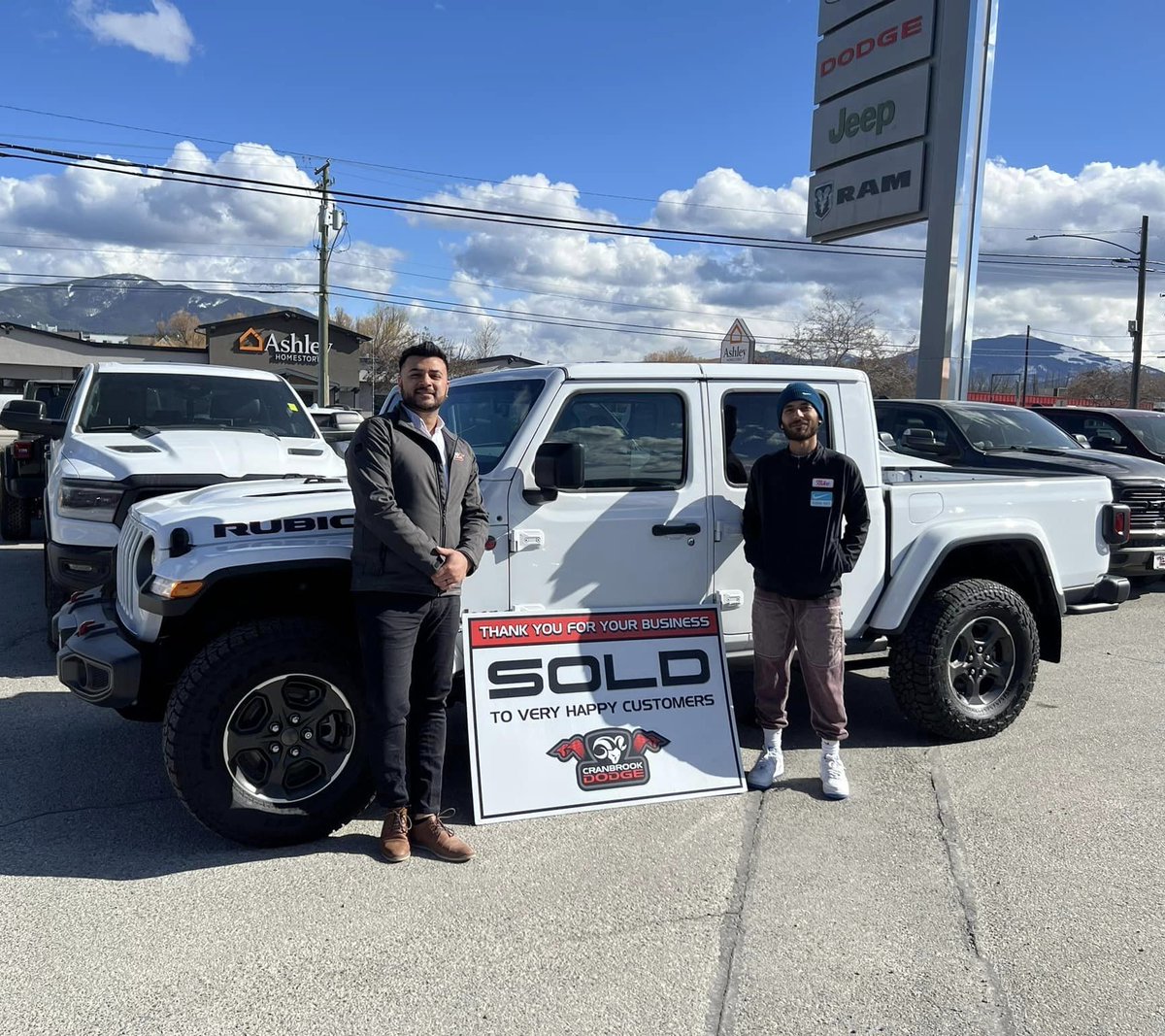 Congratulations to Taranjeet on his new #Jeep #Gladiator #Rubicon! #CranbrookDodge #JeepGladiator #JeepGladiatorRubicon #JeepLife #JeepLove❤️ #ItsAJeepThing #JeepFamily