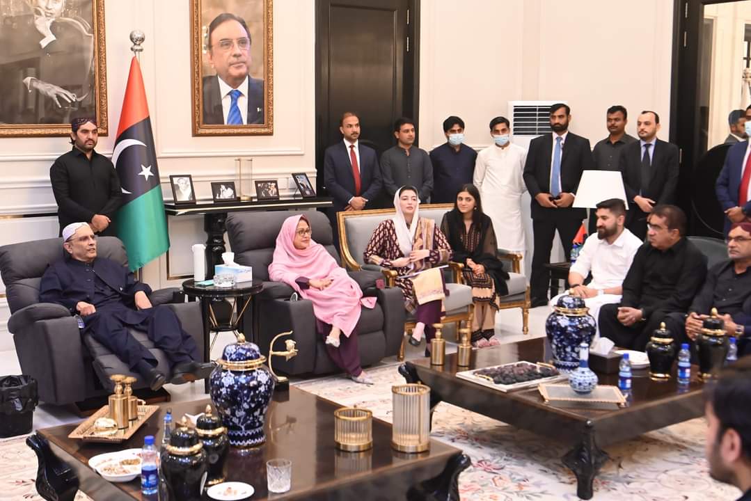 Makhdoom Fakhar Zaman #MPAMatiari met President of Pakistan Asif Ali Zardari Madam Faryal Talpar and  Bibi Asifa Bhutto Zardari in Nawab Shah today on the day of Eid.& also discussed on political Senorio @AsifAliZerdari  @AseefaBZ  @FaryalTalpurP #EidAlFitr2024 @MakhdoomFZaman