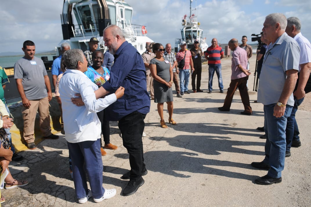 Este miércoles visitamos objetivos económicos y sociales del municipio de Antilla en la provincia de #Holguín. El intercambio franco y cercano con nuestro pueblo es prioridad del Gobierno cubano. #GenteQueSuma #AlPuebloNosDebemos 🇨🇺