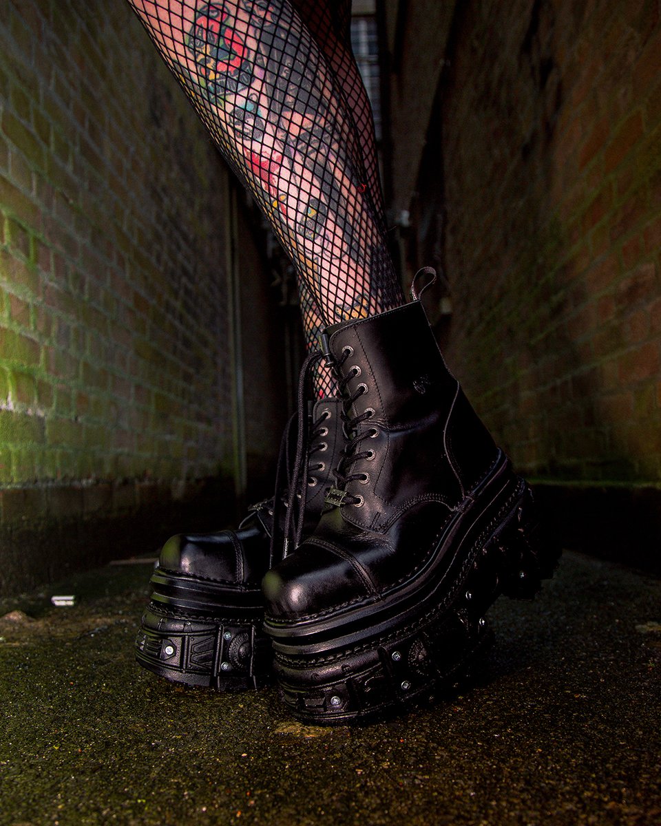 A bodycon silhouette with a rebellious punk plaid print.⁠
⁠
#bluebananauk #dress #tartan #gothgirl #alternativegirl #rockchick #redtartan #tattooedgirl #punk #rebellious #altgirt #newrock #boots
