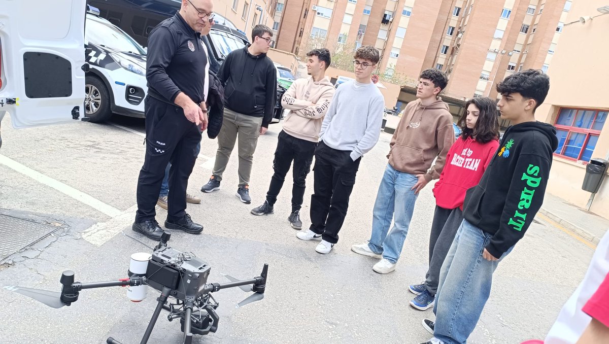 PaltasSpace's tweet photo. Este día 1 de Abril tuvimos la suerte de visitar la comisaría de policía local de Murcia

Javier Cascales,especialista, nos enseñó acerca de drones y nos habló de su experiencia

Nos ayudará bastante en el desarrollo de nuestro CanSat,así que, ¡muchas gracias por vuestro tiempo! https://t.co/u6BNqWkfLk