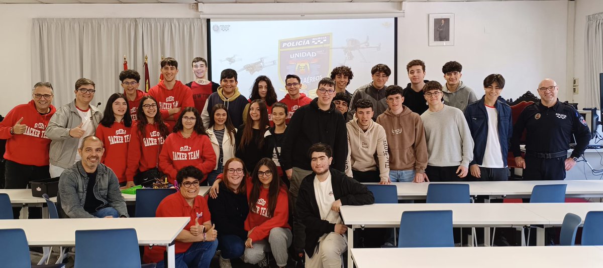 PaltasSpace's tweet photo. Este día 1 de Abril tuvimos la suerte de visitar la comisaría de policía local de Murcia

Javier Cascales,especialista, nos enseñó acerca de drones y nos habló de su experiencia

Nos ayudará bastante en el desarrollo de nuestro CanSat,así que, ¡muchas gracias por vuestro tiempo! https://t.co/u6BNqWkfLk