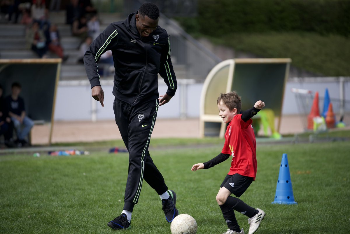 📸 Cet après-midi, Yan Valery, Ibrahima Niane, Marius Courcoul et Yahia Fofana ça ont participé aux séances d’entraînement dans les clubs du FC Pellouailles et de l’US Beaufort. De nouveaux moments de partage et de souvenirs pour ces jeunes sportifs 🫶🏼