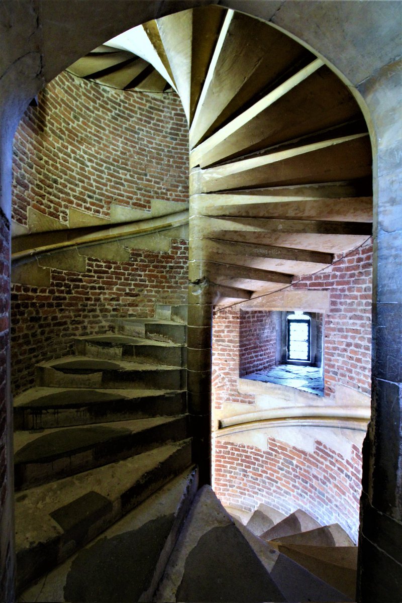 The innovative spiral stair at Tattershall Castle, c1425-50. Its ramp & twist recessed handrail influenced the design of stair turrets in England for over a century. To find out more please join us online for The Secrets of Ancient Stairs on 25 April: eventbrite.co.uk/e/the-secrets-…
