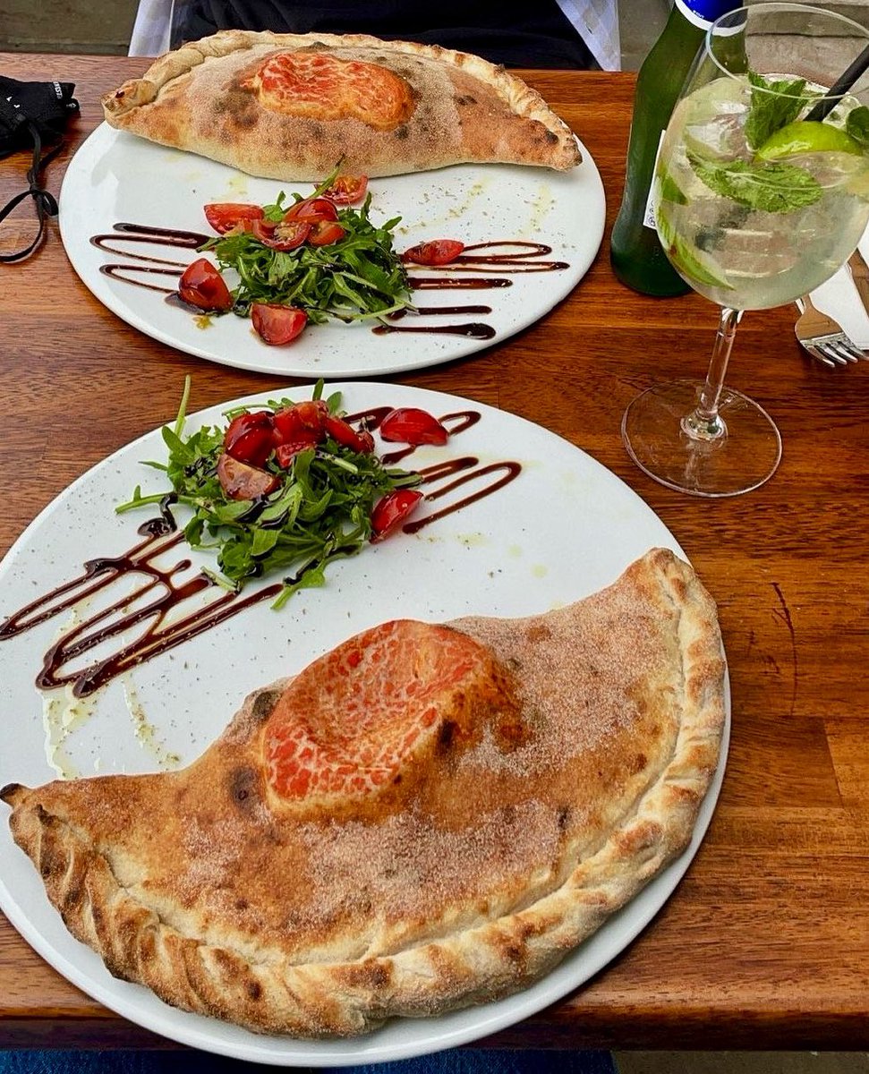 Calzones & cocktails to brighten your week? 🍕🍸 This one’s filled with tomato sauce, mozzarella, ham, mushroom and an egg yolk, but we can do veggie, vegan or gluten free too 🌱 Available at our Kingsmead Square and Corridor restaurants to eat in or takeaway! #pizza