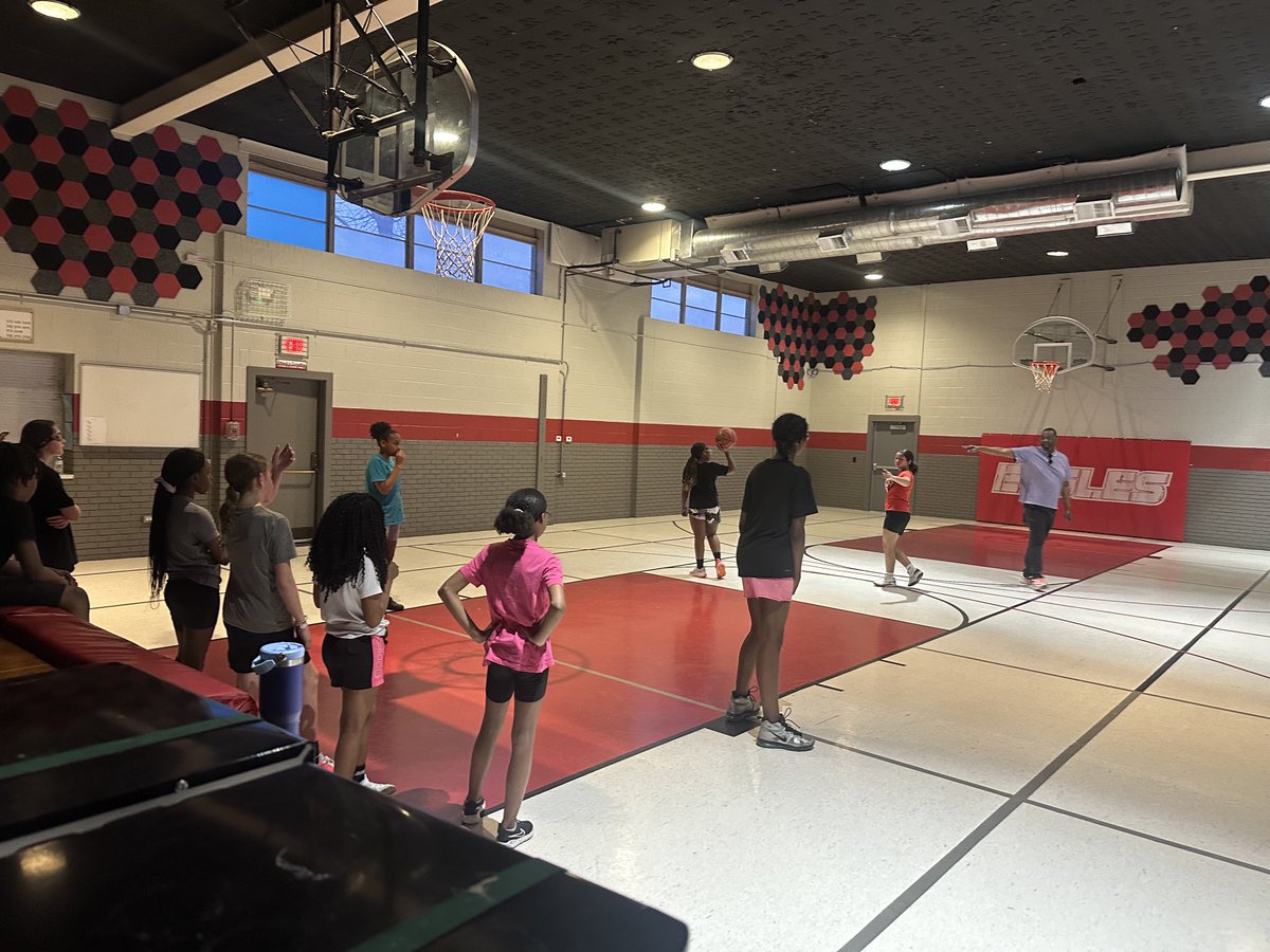First day of practice for our 6th grade Ezwork girls . Let’s get it . 🏀🏀🏀🚨💯