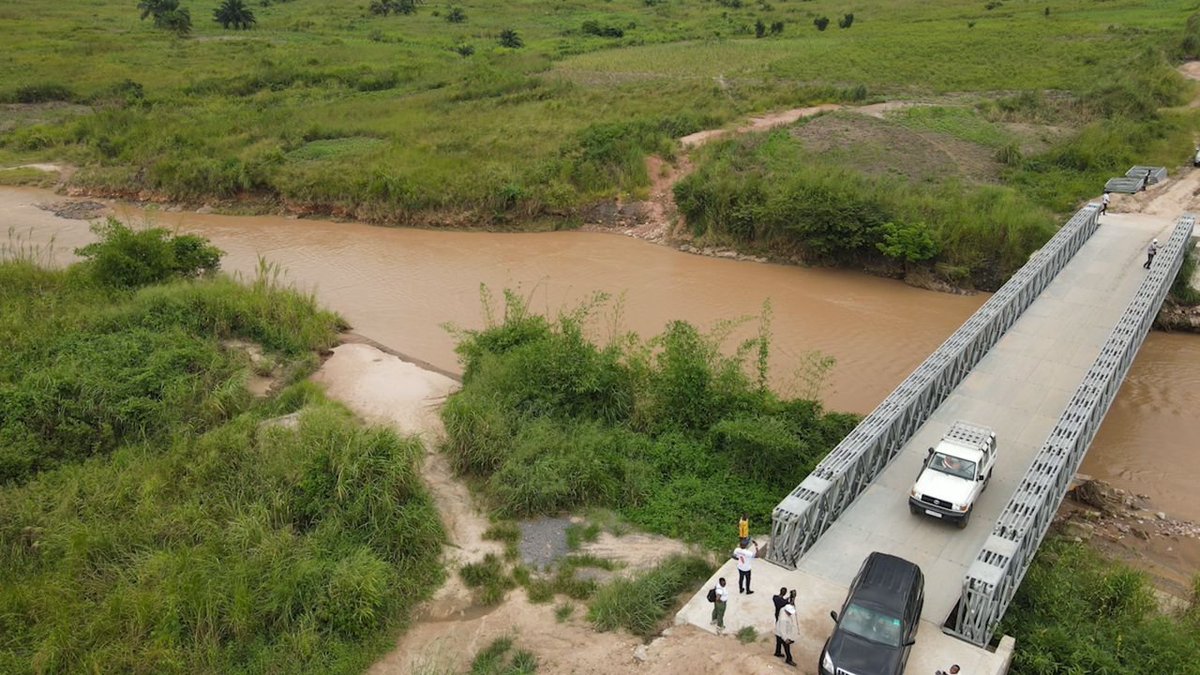 #Infos|#Infrastructure : Les travaux du pont #Nkatshia, situé à Bakwasumpi dans le territoire de Miabi, plus précisément au cœur du secteur de Movo-Nkasthia, ont été achevés et le pont a été remis en service par le Directeur Général #Jeanneau_Kinkangala Ngoy. Ce pont, d'une