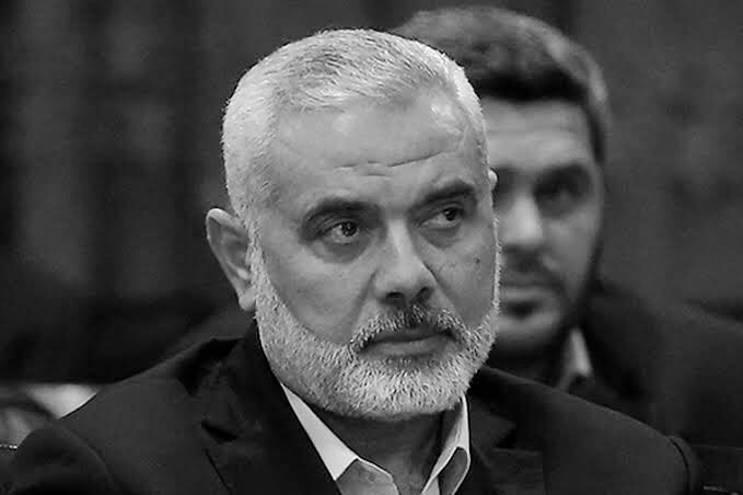 Hamas Siyasi Büro Başkanı İsmail Haniye: Ailemin 60'a yakın ferdi tüm Filistin halkı gibi şehit oldu ve aralarında hiçbir fark yok. Üç oğlumun ve bazı torunlarımın şehadetiyle bizlere bahşettiği bu şereften dolayı Allah'a şükrediyorum. Mübarek Bayram Günün Ne Anlamı Kaldı Ne