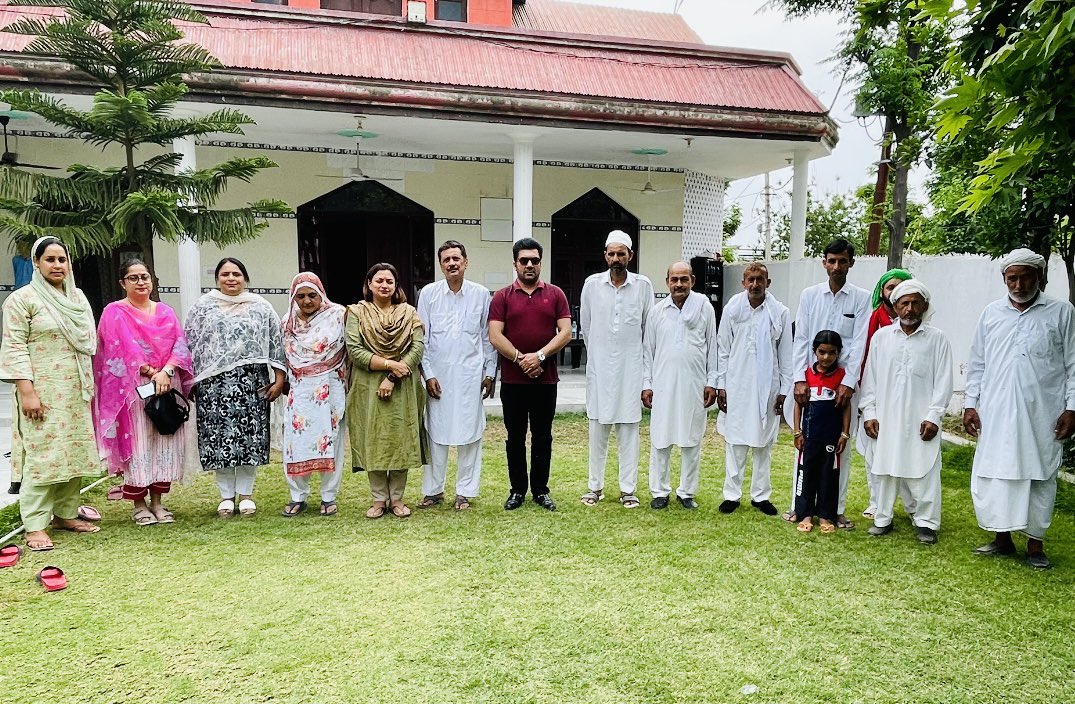 RekhaMAHAJAN7's tweet photo. #eidmubarak2024
Celebrating #Eid_Al_Fitr with our Muslim friends ,family and loved ones
At #bhatindi
#district #JammuSouth
#bahuConstituency
@RavinderRaina @ashishsood_bjp @AshokKoul59 @tarunchughbjp @blsanthosh @JPNadda @AmitShah https://t.co/4W4AB12jPy