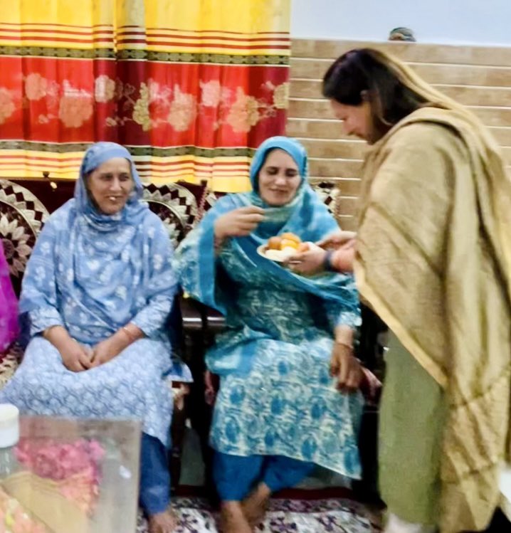 RekhaMAHAJAN7's tweet photo. #eidmubarak2024
Celebrating #Eid_Al_Fitr with our Muslim friends ,family and loved ones
At #bhatindi
#district #JammuSouth
#bahuConstituency
@RavinderRaina @ashishsood_bjp @AshokKoul59 @tarunchughbjp @blsanthosh @JPNadda @AmitShah https://t.co/4W4AB12jPy