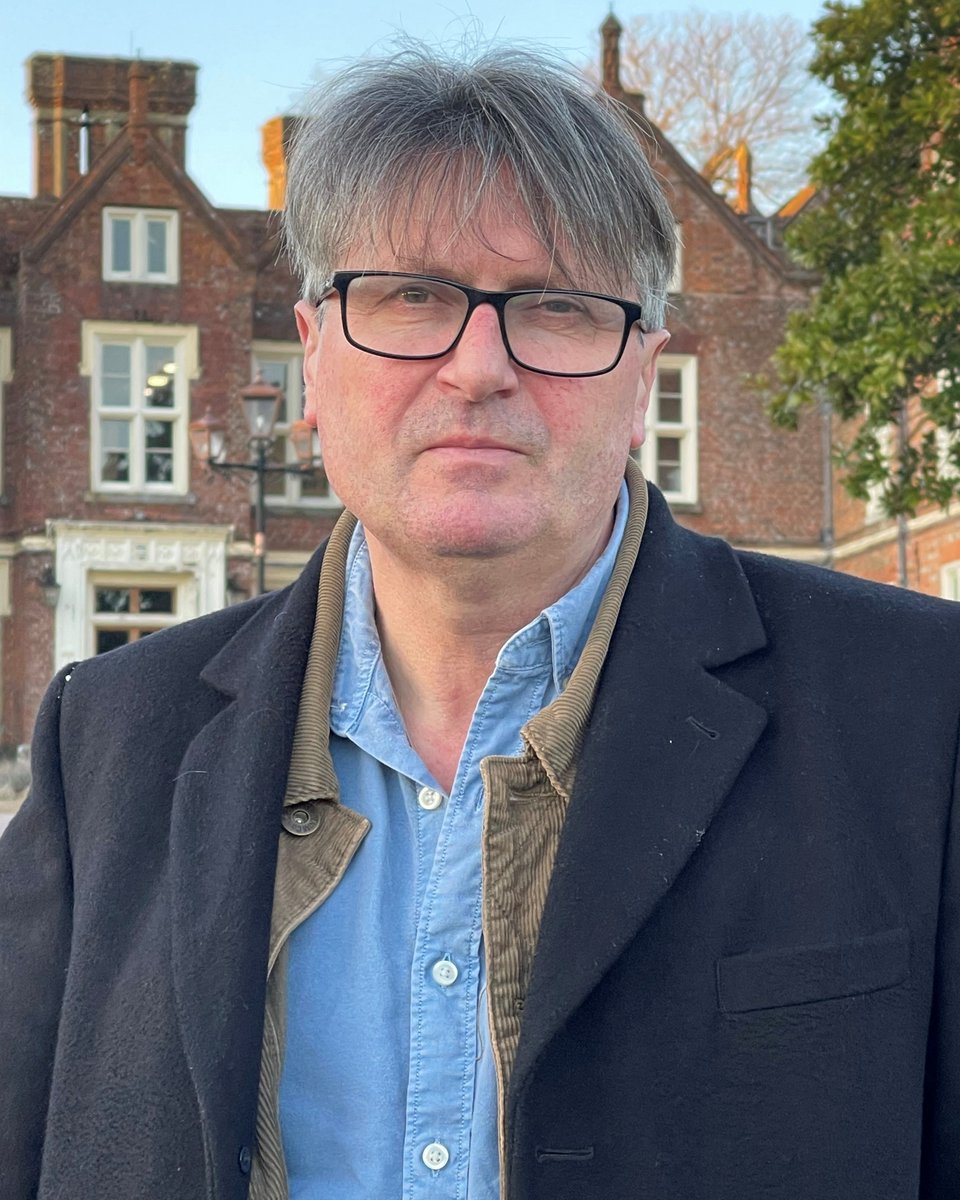 📚Did you know Poet Laureate Simon Armitage was once a probation officer? Recently he visited an established reading group @HMPESuttonPark with @KentLibraries, where he shared his poetry collection & emphasised the importance of education in rehabilitation.