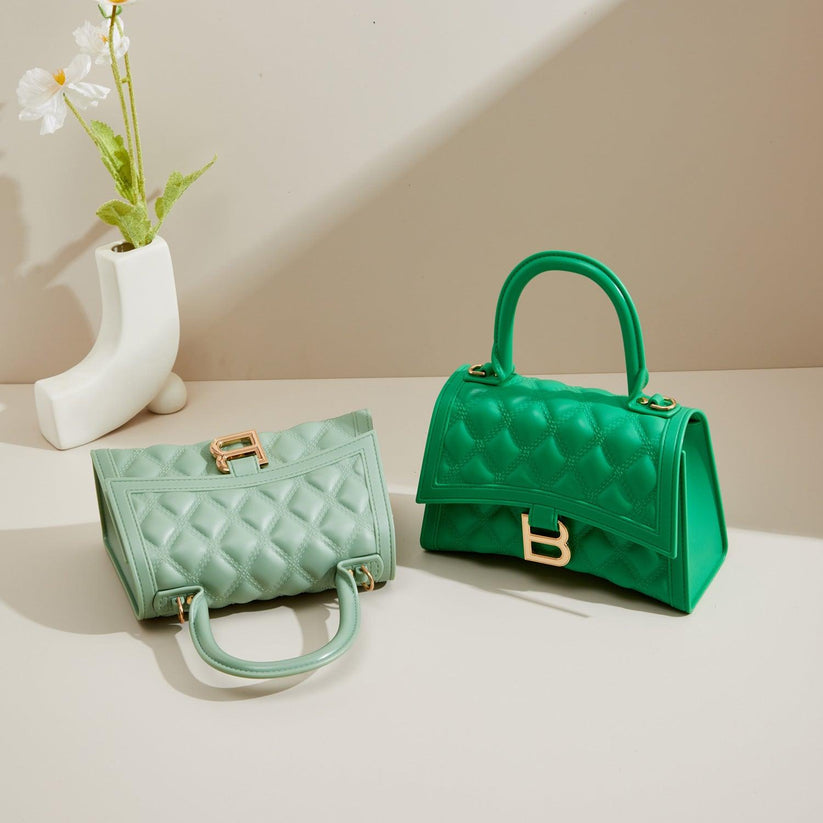 zekestores's tweet photo. Hey girl.
Are you tired of the same old boring purse? These adorable jelly messenger bags are the perfect pop of colour to add some serious spice to your outfit.  ️P.S.  Looking for a more grown-up vibe?    We've got you covered with our selection of amazing women's bags. https://t.co/9SohMoWxJC