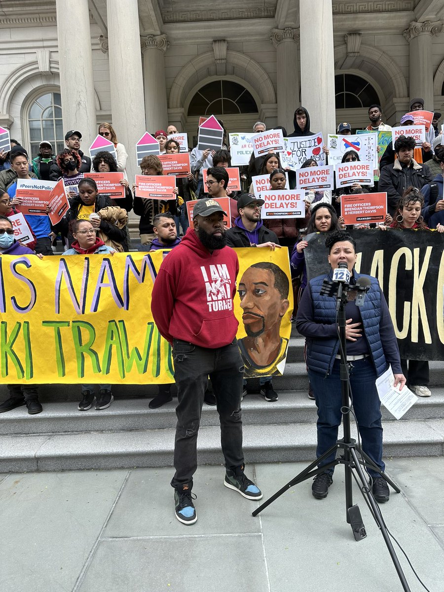 We are at City Hall asking for justice for #KawaskiTrawick. It’s been 5 YEARS since NYPD killed Kawaski Trawick, a Black gay man. Yet, no justice. Eric Adams, meet Kawaski's fam & #FireThompsonAndDavis. @NYCMayor, end the delays!