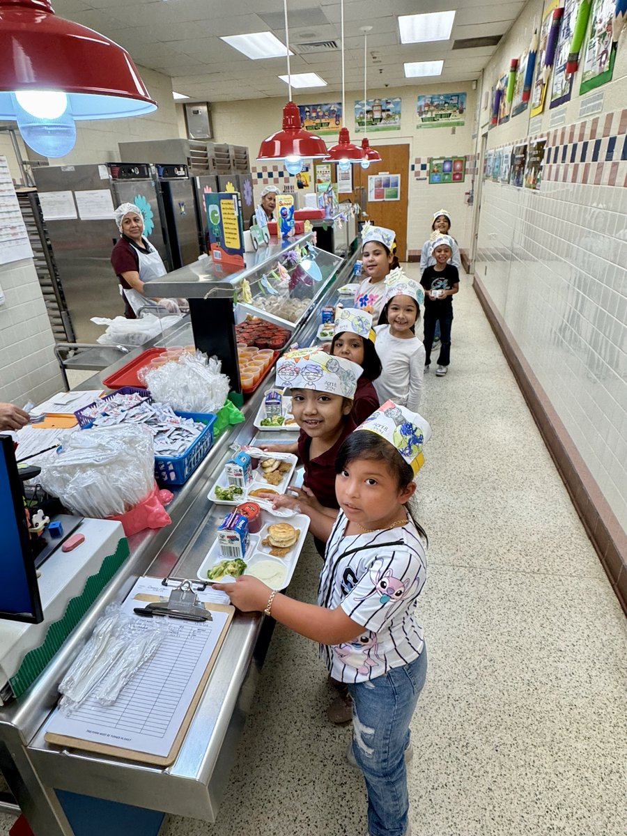 This week's lunch is truly out of this world!🌟🚀 Our dedicated CNP team has gone above and beyond to provide nutritious meals for our students while they celebrate the excitement of this week's solar eclipse. #WellnessWednesday 🥦🥕🍗