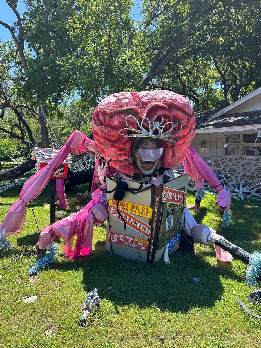 Continuing my celebration of #NationalPoetryMonth, I drove by this giant pink octopus reading a book & instantly knew this reader (and others) would enjoy a signed copy of ANIMALS IN SURPRISING SHADES in their #LittleFreeLibrary!🐙#AmReading #ChildrensBooks #kidlit