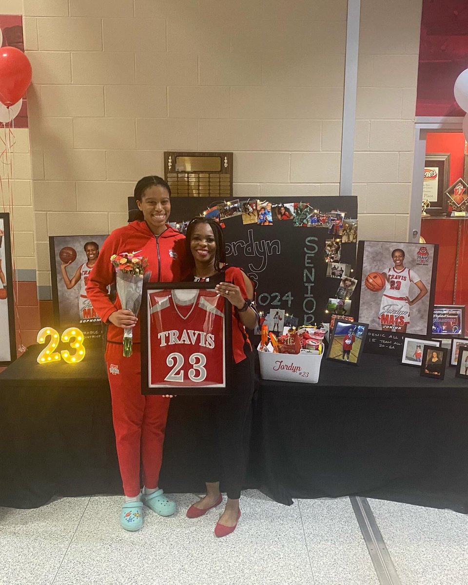 congratulations coach thomas for being assistant coach of the year!! so well deserved ❤️❤️