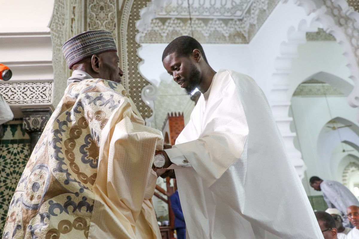 Pour perpétuer une vieille tradition à l'image de ses prédécesseurs, le Chef de l'État @DiomayeFaye a effectué la prière de l'Aïd El-Fitr marquant la fin du mois béni du Ramadan à la Grande Mosquée de Dakar ce mercredi 10 avril 2024. presidence.sn/actualites/cel…