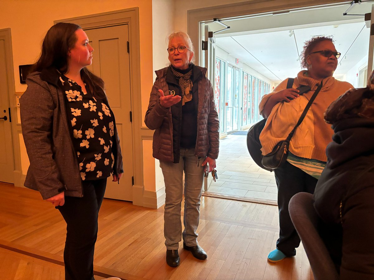 Morgan_DeptENGL's tweet photo. Thank you to our very own Dr. Jarrett for allowing our students to experience learning outside of the classroom! 

Also, a special thank you to the Academy Art Museum @AAMEaston for hosting students from our Department! 

#EnglishIsTheNewSTEM #Art #EasternShoreMD https://t.co/Z6kBiQNU3T