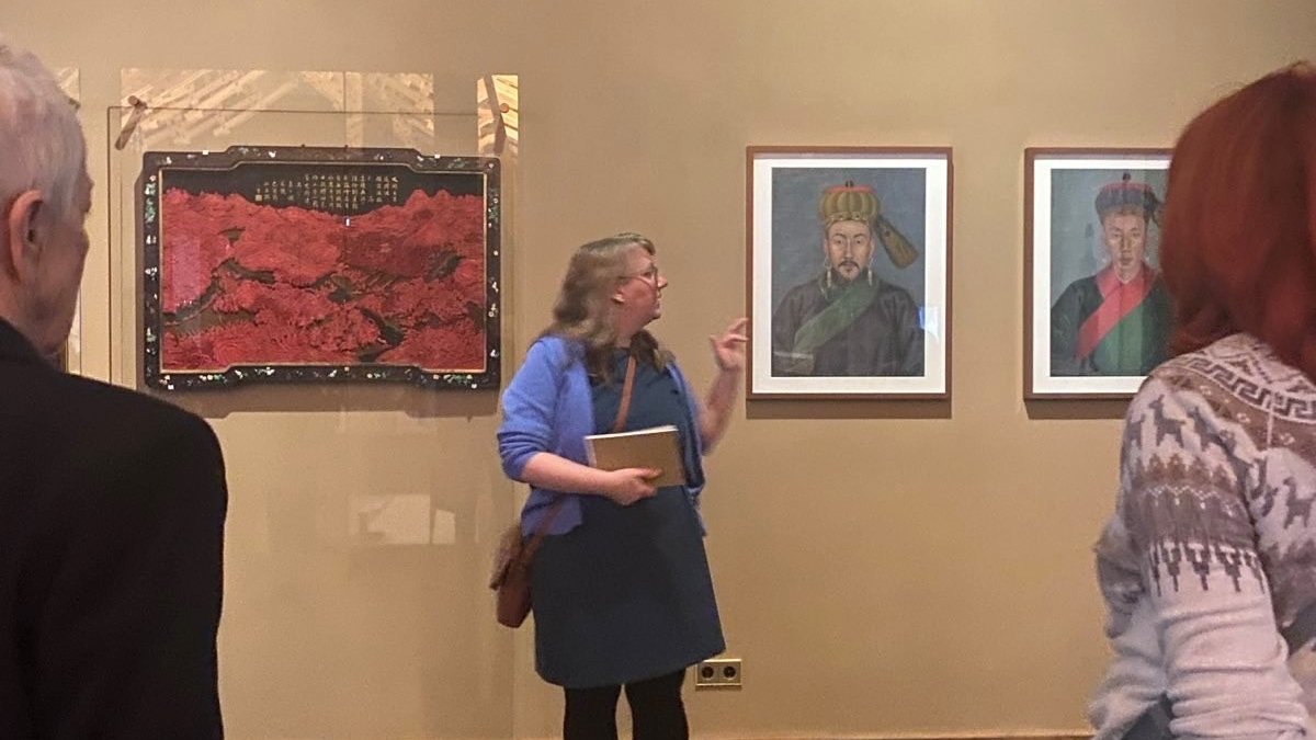 Part of #TagderProvenienzforschung 📷Our colleague Kerstin Pannhorst in conversation with visitors during the exhibition talk on #powerrelations in the Wang Shu Room at the Humboldt Forum today! @BoxerLoot