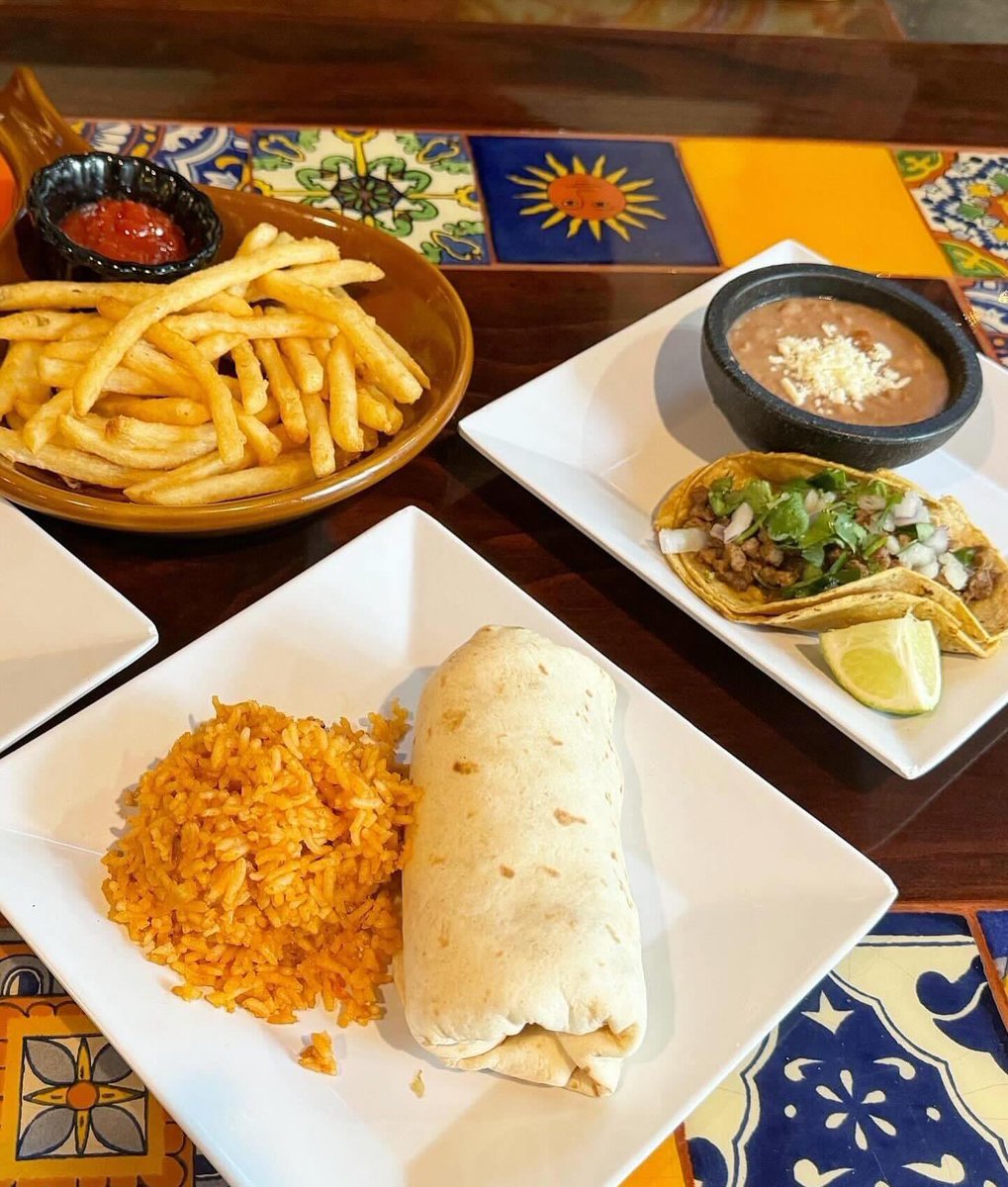 Drum roll….. Los niños comen gratis 🌮 Kids eat free on Wednesday! Check out all the options!