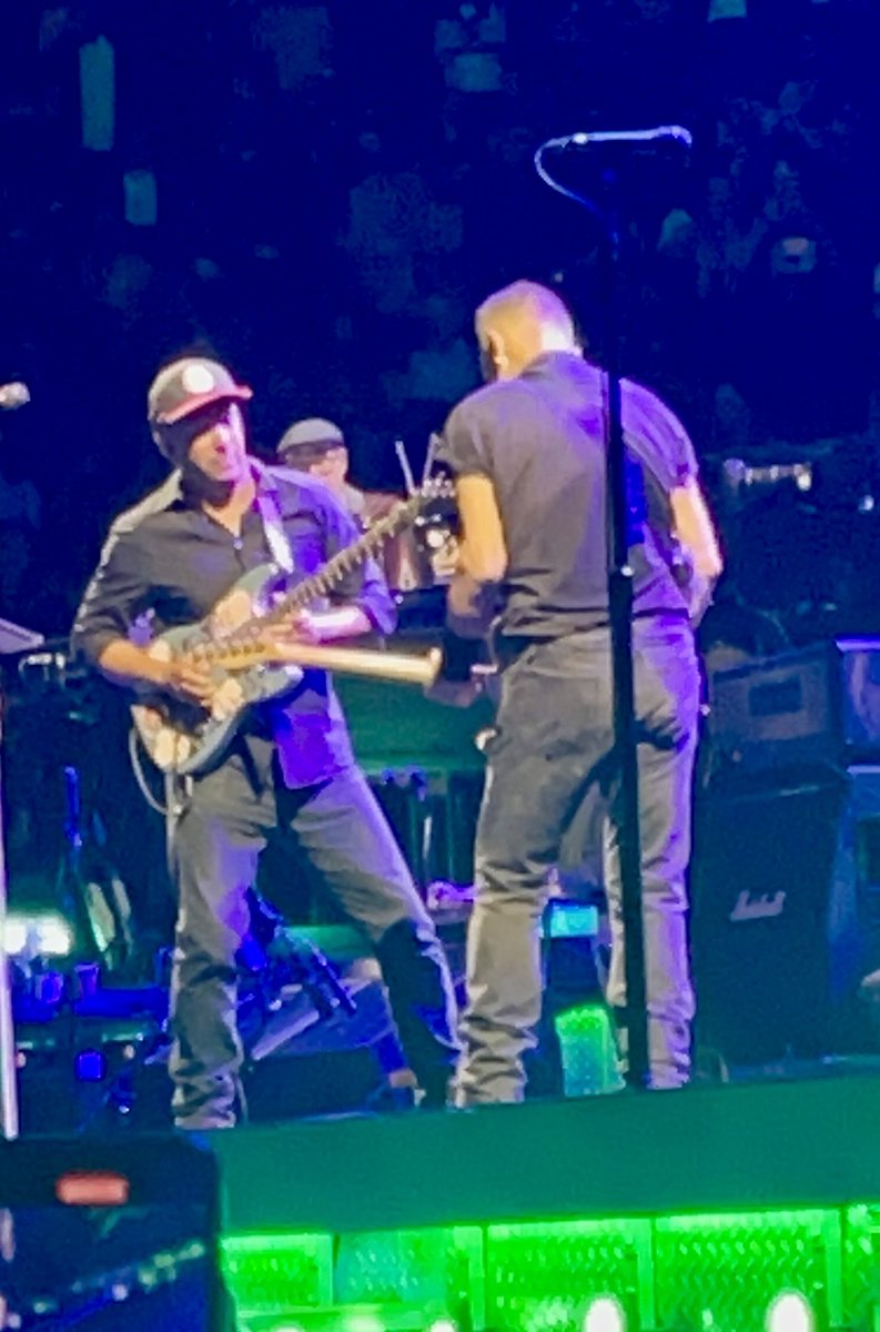 Dueling banjos for ⁦@hwinkler4real⁩ last Sunday at ⁦⁦@thekiaforum⁩ Good times! ⁦@springsteen⁩ ⁦@tmorello⁩ ⁦