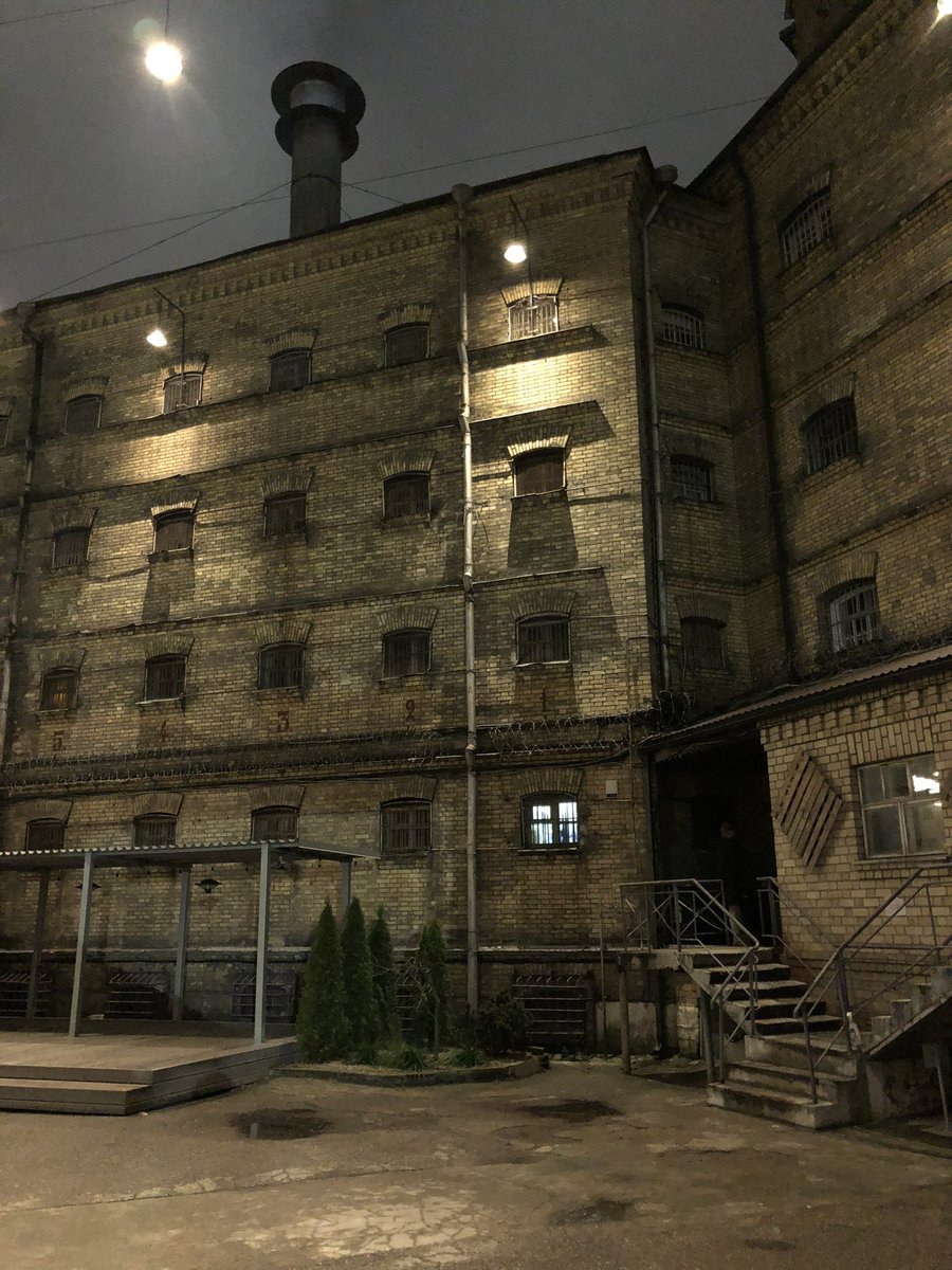 Cómo olvidar aquella vez, en Lituania, que tenía una cita y ella eligió el lugar. Me pasó hora y dirección y cuando llegué era una cárcel.