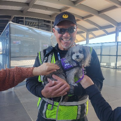 It's National Hug Your Dog Day. 🐶 💛 If you don't have a dog, you've always got a friend in our Navigator Buddies who walk the terminals every day in hopes of making you smile. #hugyourdogday #Navigatorbuddies #PHX #AmericasFriendliestAirport