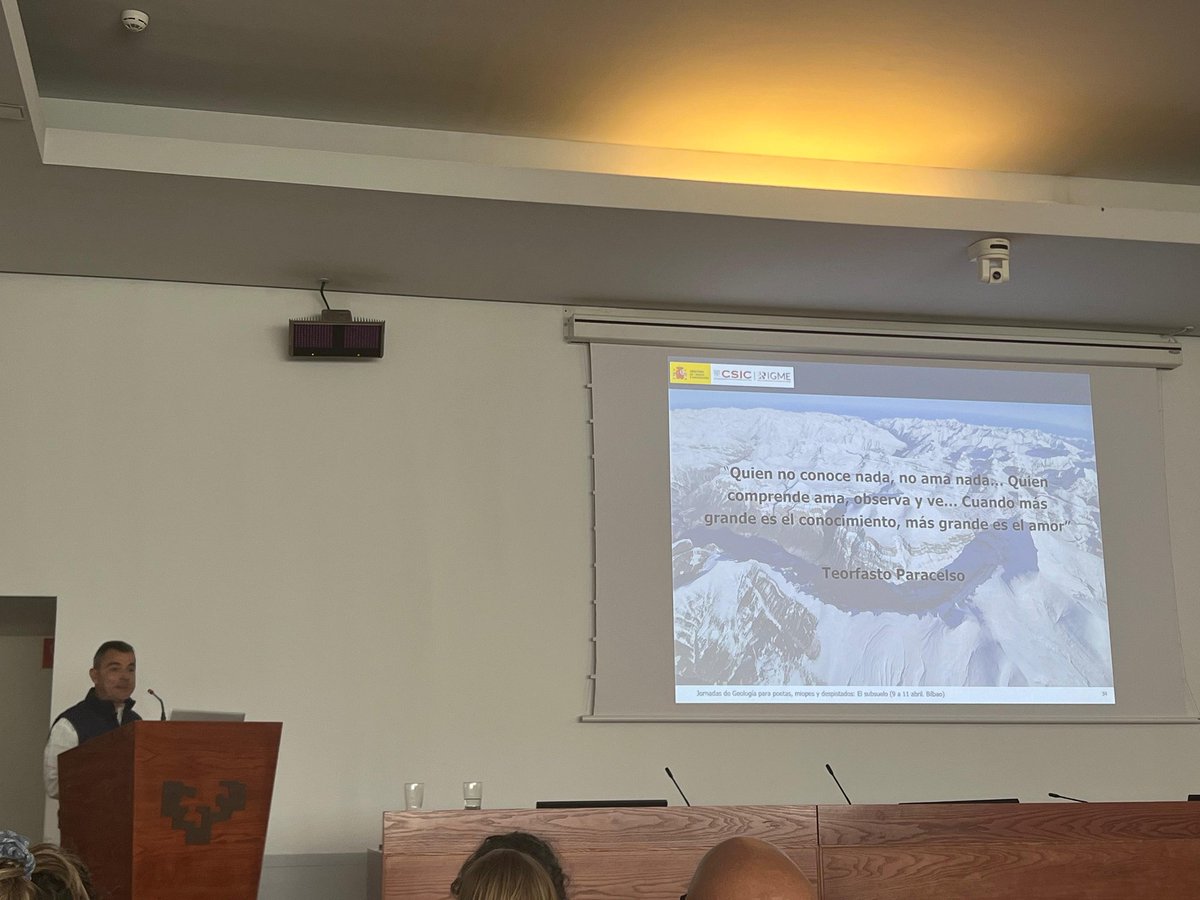 hgi_ehu's tweet photo. Javier Lambán (@IGME1849): "Los acuíferos kársticos de montaña se recargan fundamentalmente en primavera, con el deshielo. Su infiltración es lenta, pero los tiempos de tránsito son rápidos. Por lo que el cambio climático y la falta de nieve los hace vulnerables".

@ehugeologia https://t.co/JtGtMUwC4R
