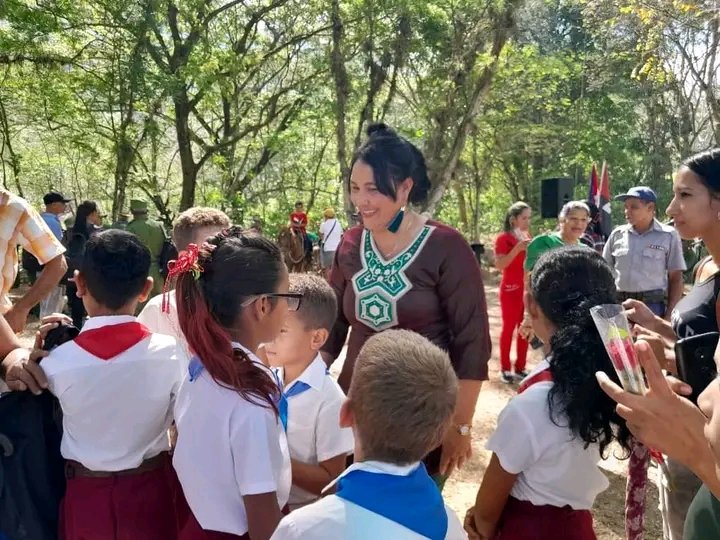 Los niños de la Sierra Maestra que van a ser Guardabosques cuando sean grandes!!! Así me dijeron después de presentar su círculo de interés a propósito de celebrar hoy el 65 aniversario de la creación del Cuerpo de Guardabosques en #Cuba