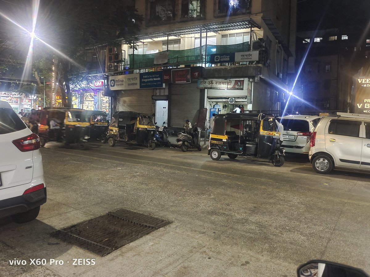 BhumanThakkar's tweet photo. After complaining so much times yet no procedure done here see how they have parked the autos creating traffic here i think this shop wala must be giving some hafta so there is no action is being taken against him @ThaneCityPolice @ThaneTraffic https://t.co/H7IaeRSbex