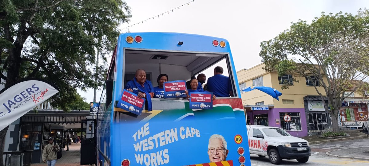 WesternCapeDA's tweet photo. 🚌 | Knysna is being destroyed by the ANC/PA/EFF, but we're here today to encourage voters to send a clear message to the coalition on 29 May &amp; vote to keep the Western Cape DA!

❌Keep the ANC, PA and EFF out of the Western Cape! 

#WesternCapeWorks #VoteDA https://t.co/X0G86pa01D