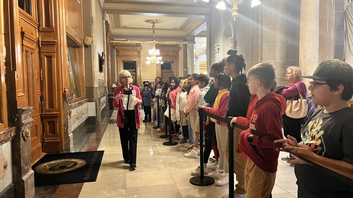 IPSMerleSidener's tweet photo. Sidener 4th graders hanging out at the Statehouse today. Our history shared with our future. @AleesiaLJohnson @LelaSimmons19 @akuchik @IPSSchools https://t.co/b2hIDOtq2g