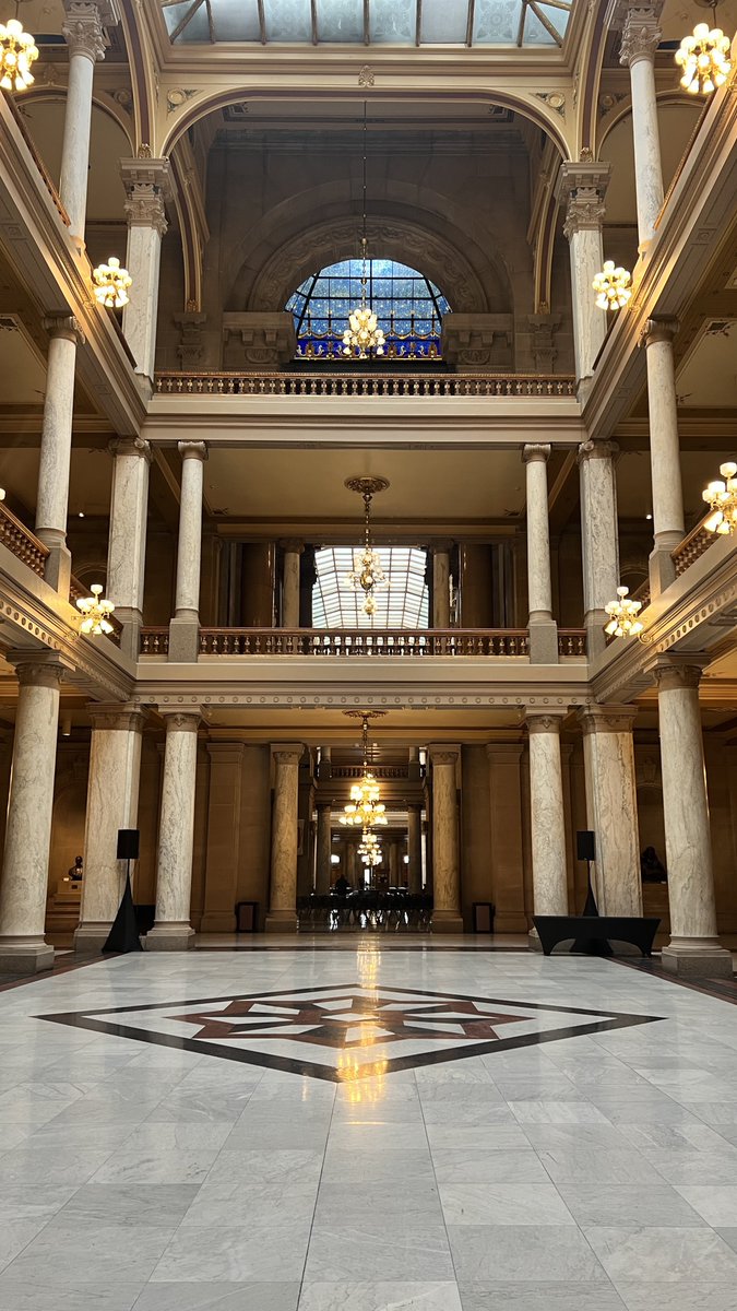 IPSMerleSidener's tweet photo. Sidener 4th graders hanging out at the Statehouse today. Our history shared with our future. @AleesiaLJohnson @LelaSimmons19 @akuchik @IPSSchools https://t.co/b2hIDOtq2g