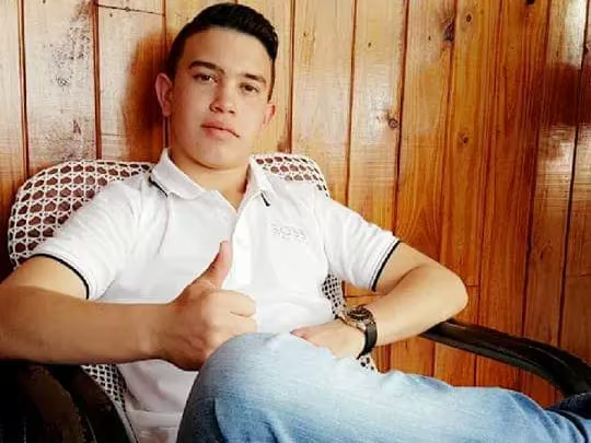 delpynews's tweet photo. ▶️ OIKO PORÃ | 👍

🤐Alexis Rivas (24), hermano del senador Hernán Rivas, figura como funcionario en Yacyretá, según su declaración jurada de bienes y rentas.

💸 Él es bachiller, no tendría título universitario y gana G. 20 millones, mientras egresados universitarios ni siquiera consiguen un trabajo digno.

Vía: ABC Color.