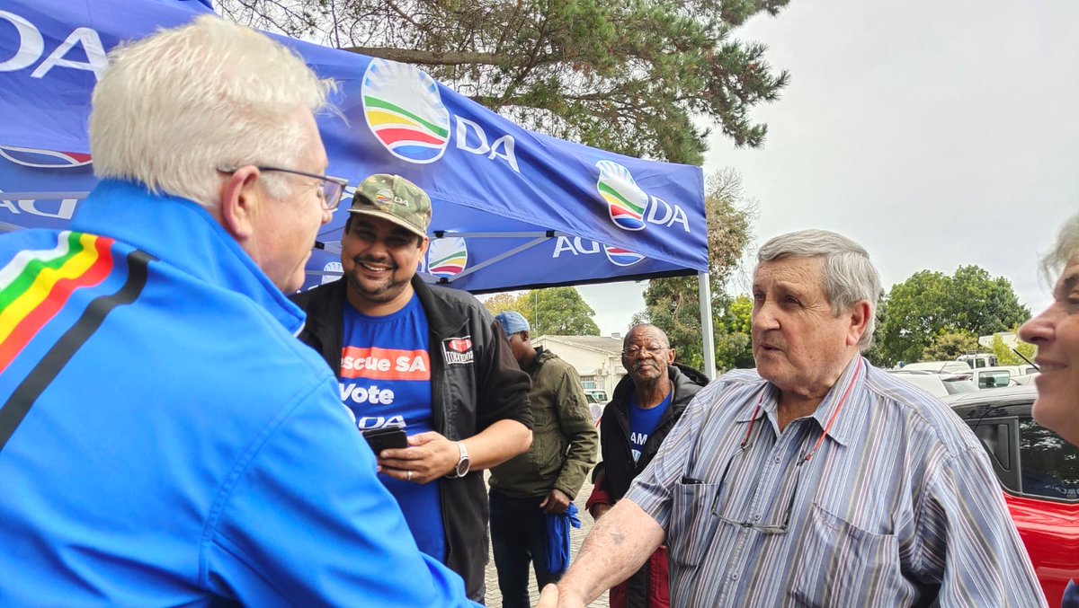 WesternCapeDA's tweet photo. 🚌 | Knysna is being destroyed by the ANC/PA/EFF, but we're here today to encourage voters to send a clear message to the coalition on 29 May &amp; vote to keep the Western Cape DA!

❌Keep the ANC, PA and EFF out of the Western Cape! 

#WesternCapeWorks #VoteDA https://t.co/X0G86pa01D