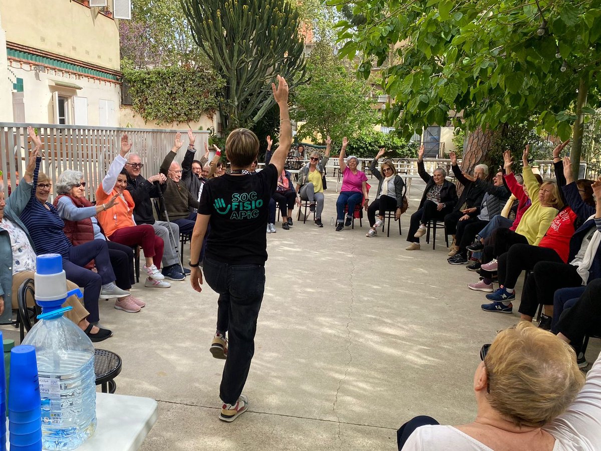 primariaicscat's tweet photo. 'El moviment és salut' és el lema de la sessió que va celebrar el #CAPSantAndreu al Casal de Gent Gran Bascònia en el marc del #DiaMundialSalut i del #DMAF2024
Exercicis i informació sobre les activitats grupals del CAP, a càrrec de la fisioterapeuta Laia Ariño https://t.co/RhCrhFmtJ7