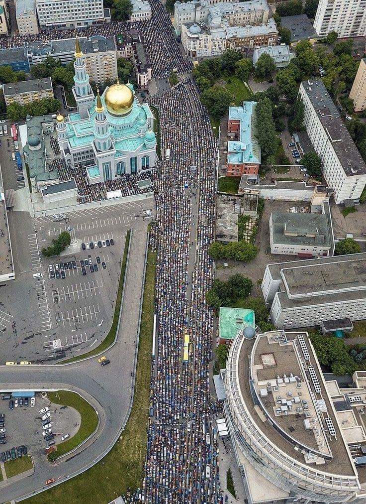 ربع مليون مصلٍ في جامع موسكو الكبير