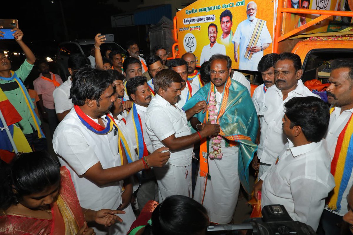 apmbjp's tweet photo. திருப்பூர் பாராளுமன்றம், திருப்பூர் தெற்கு சட்டமன்ற தொகுதி, ஓடக்காடு, காலேஜ் ரோடு, மாஸ்கோ நகர் ஆகிய பகுதிகளில் காவி சொந்தங்களும், தோழமைக் கட்சி சொந்தங்களும் சிறப்பானதொரு வரவேற்பை அளித்தனர். சொந்தங்கள் படை சூழ தாமரை சின்னத்தில் வாக்குகளை சேகரித்தேன்.

மாற்றத்தை நோக்கி திருப்பூர் பாராளுமன்றம்...!!!

உங்களுடன் நான்...!!!

நாளை நமதே...!!!

#APmuruganandam4Tirupur 
#apm4Tirupur