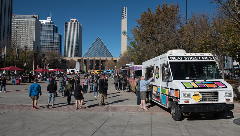 It’s a sure sign of Spring! 🌷 The Sir Winston Churchill Square Lunch Truck program is back every Tuesday, Wednesday & Thursday from 11 a.m.–2 p.m. Check the online schedule to see when your favourite food trucks will be there! 😋 #VibrantYEG #YegDT edmonton.ca/ChurchillSquare