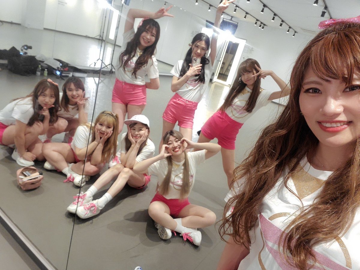 Rs__generation's tweet photo. #Rs_generation #少女時代　#タシマン
#SNSD
タシマンをしゅん先生@shun_she に撮影して頂きました✨いつもながらアットホームに撮影して頂きとても楽しくできました💕R's卒業組はこれにてクランクアップ🙌このメンバーで踊るラストタシマン✨ ぜひ見て下さい☺️
　　　↓↓
🎥https://t.co/acJU9ZDuqP https://t.co/rZEQtY79yv