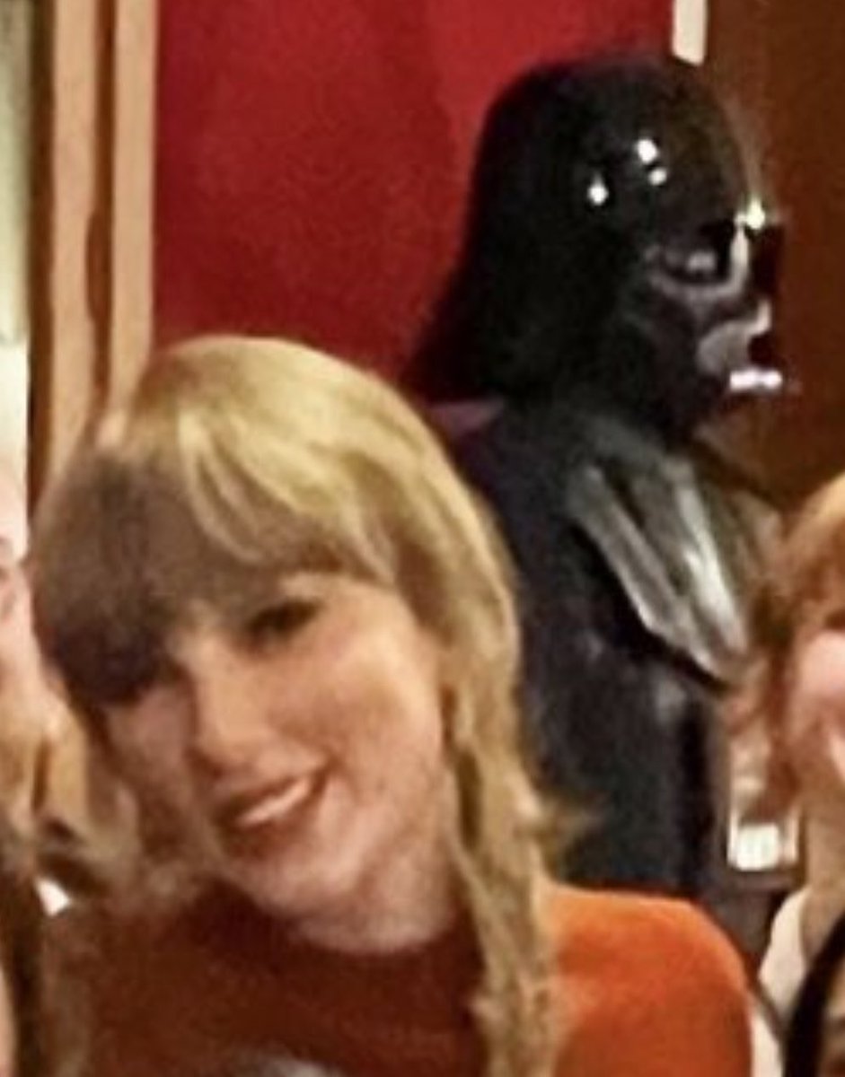 anakinscastles's tweet photo. why i think taylor swift is a star wars fan

— a thread 🧵 https://t.co/1V0D0h4BLd