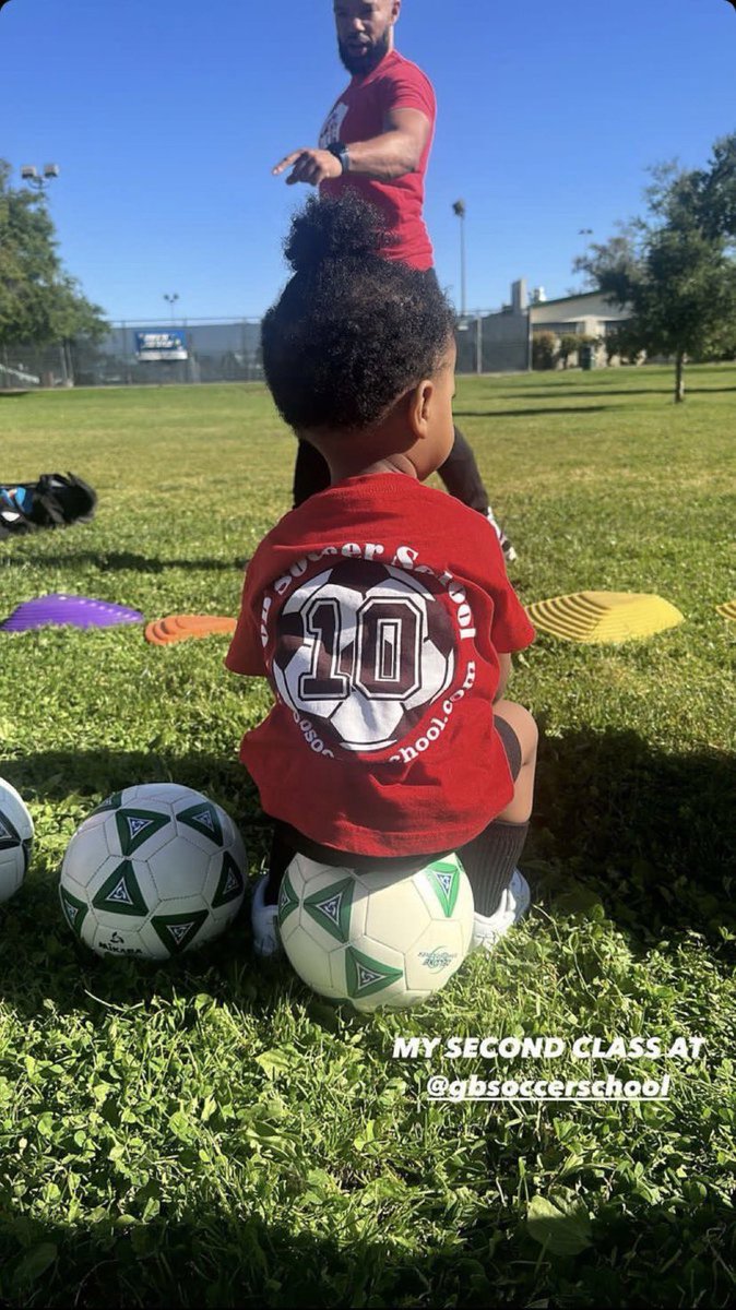 TitusAhiab93720's tweet image. #Smallest bird 🖤🦅