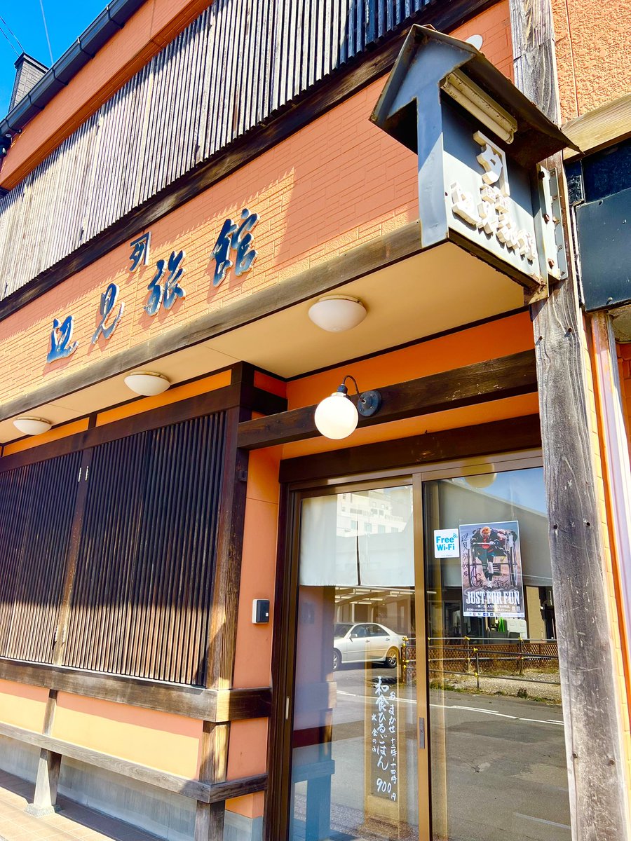 hitomitamiko's tweet photo. 2024.4.10(水)
【ガンプ鈴木】さんに
ご来館頂きました😊

13日(土)開催の
映画のポスターにサイン✍️もして頂き
掲示させて頂いております📰

ありがとうございました
🙏😌✨

@rickshawsgump 
#ガンプ鈴木さん
#人力車の旅人
#辺見旅館
#おまかせ和食ひるごはん
#函館ランチ
#函館和食ランチ https://t.co/T17JxFWVCS