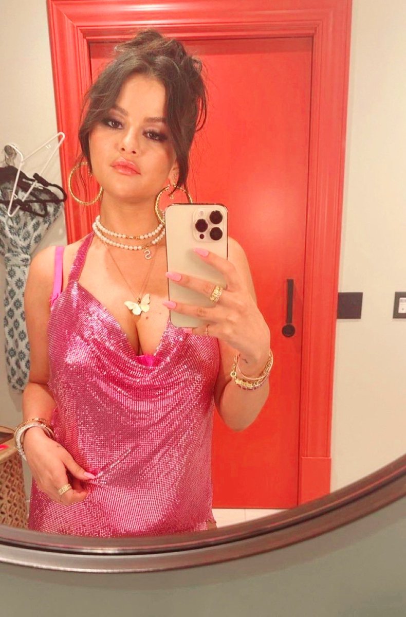 Selena Gomez stuns in mirror selfie 🔥