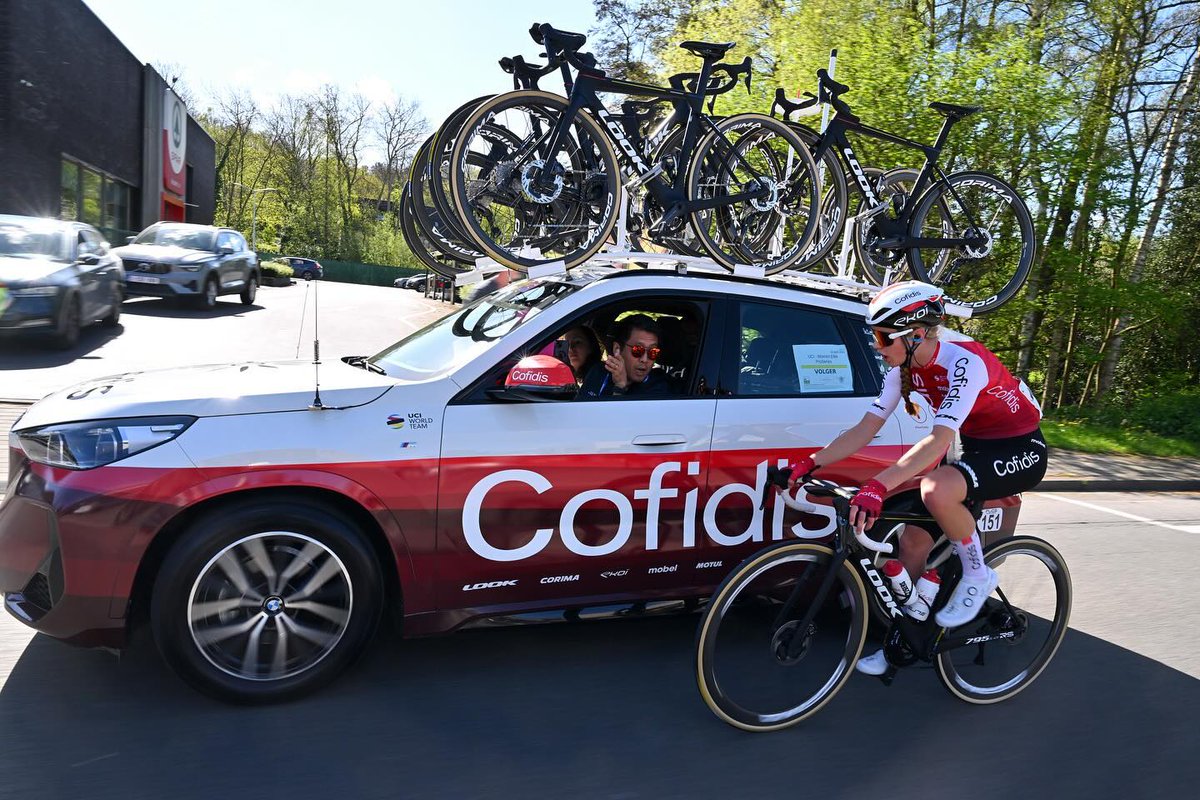 Detrás de una escapada intocable y tras esprintar dentro del pelotón, nuestra joven corredora, Julie Bego, terminó justo fuera del top 10, ocupando el 11º puesto en la Flèche Brabançonne. 👏🏼 ➡️ Próxima cita para nuestro equipo femenino este fin de semana con @amstelgoldrace. 🔥