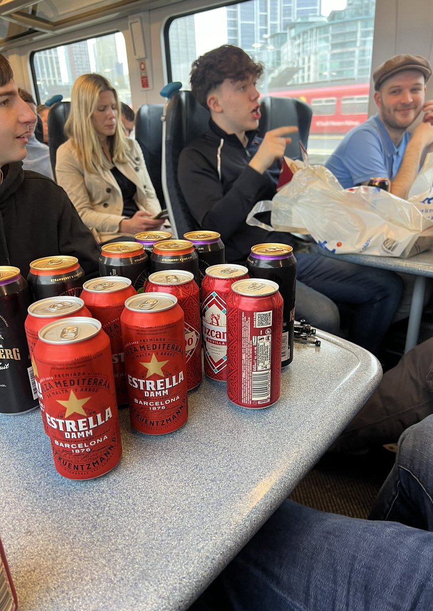 Welling at Havant

Photograph taken mid-debate. One can only imagine what philosophical conundrums are being passed around during sips

Looks like it’s getting heated. A bloodied face by arrival will put an end to future prematch discussions 

@jakee_ryann